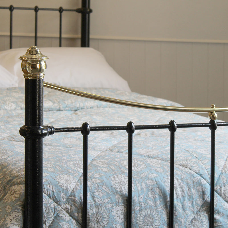 Small Double Antique Bed in Black, MD152