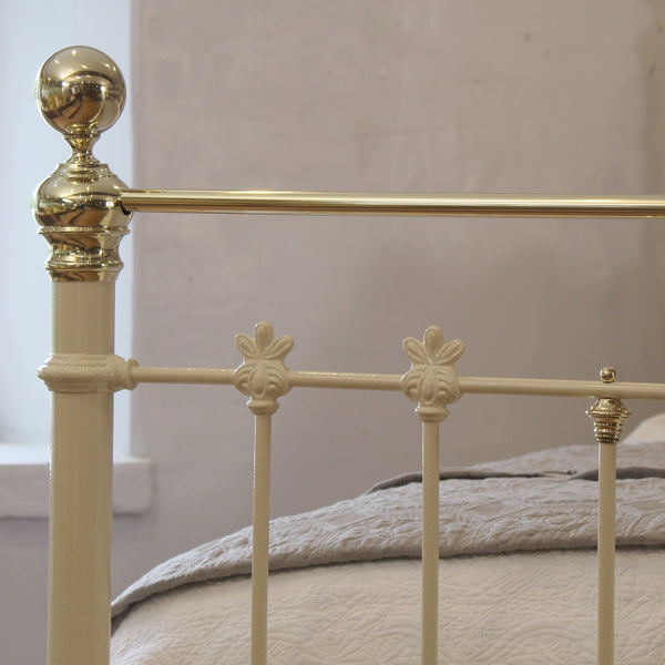 5ft Cream Antique Bed