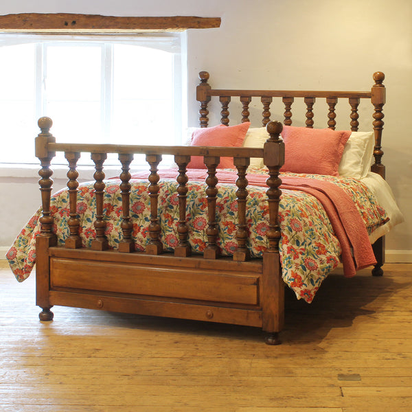King Size Walnut Spindle Bed WK190