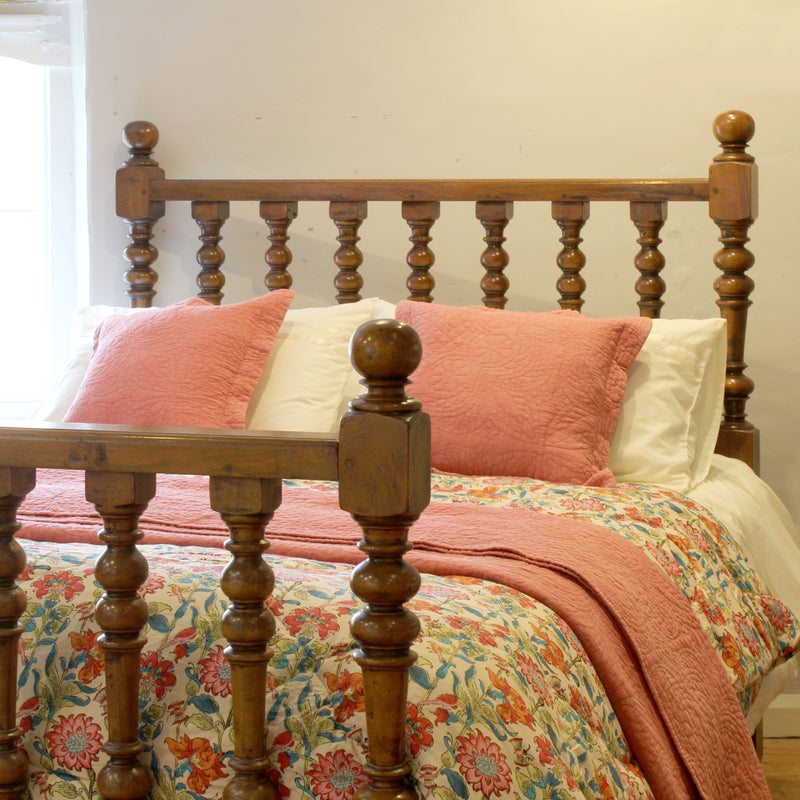 King Size Walnut Spindle Bed WK190