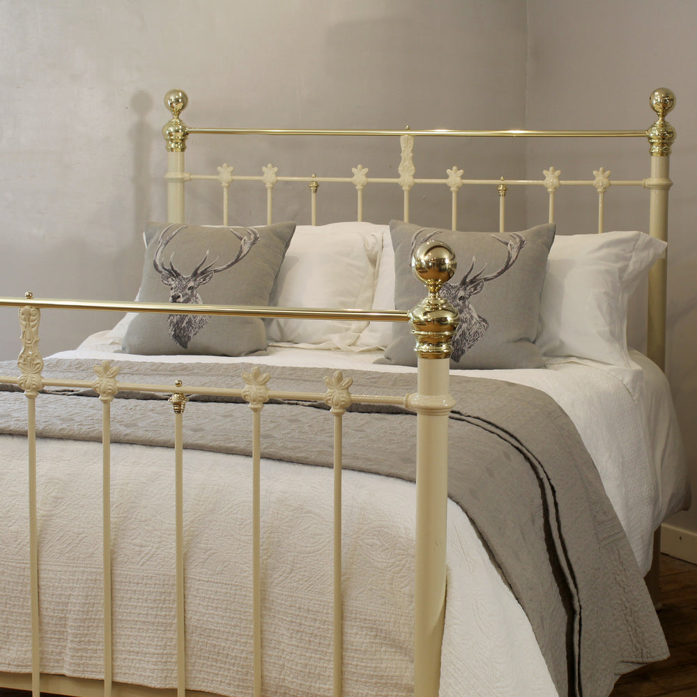 5ft Cream Antique Bed