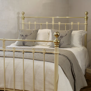 5ft Cream Antique Bed