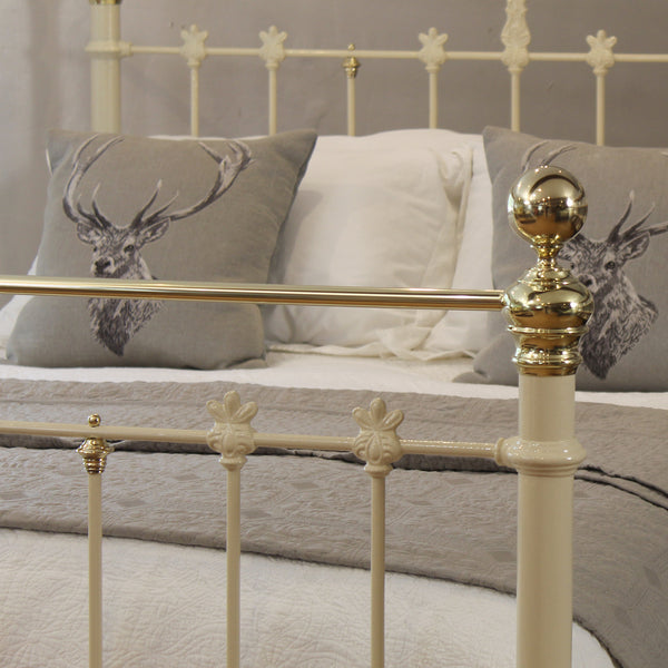 5ft Cream Antique Bed