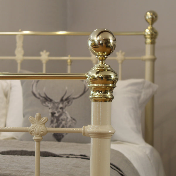 5ft Cream Antique Bed