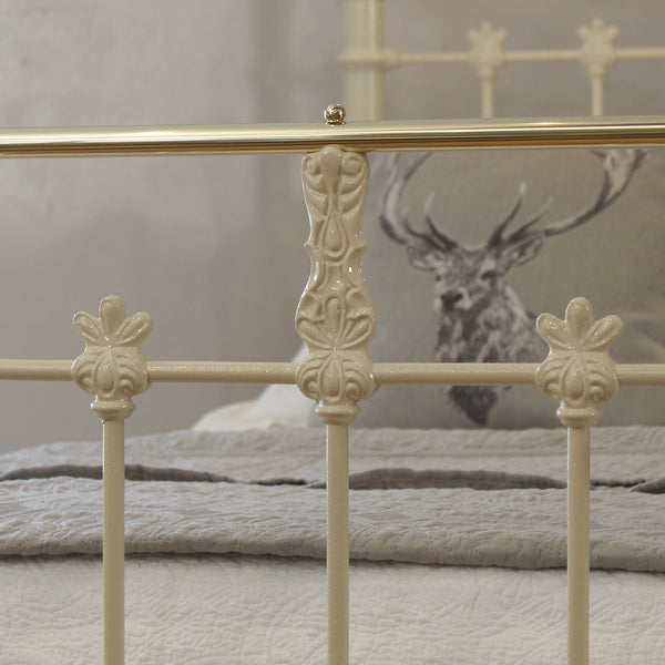 5ft Cream Antique Bed