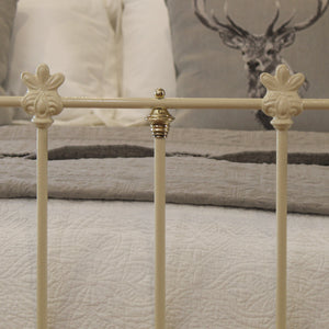 5ft Cream Antique Bed