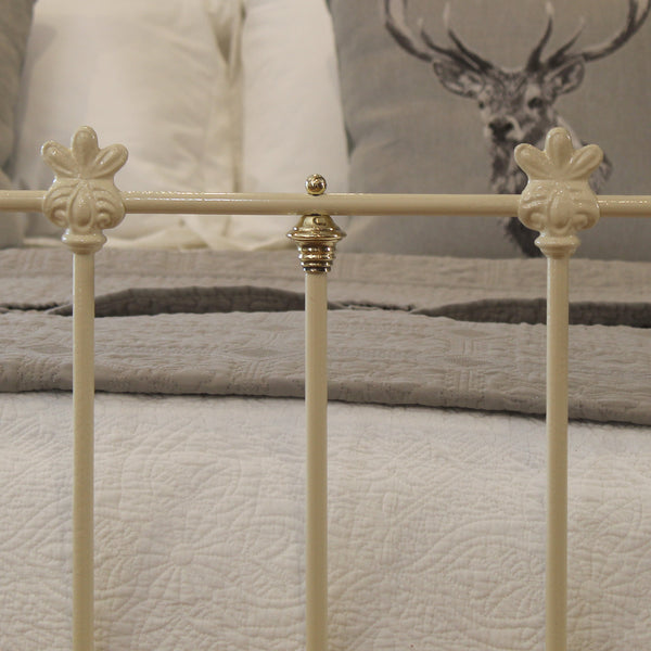5ft Cream Antique Bed