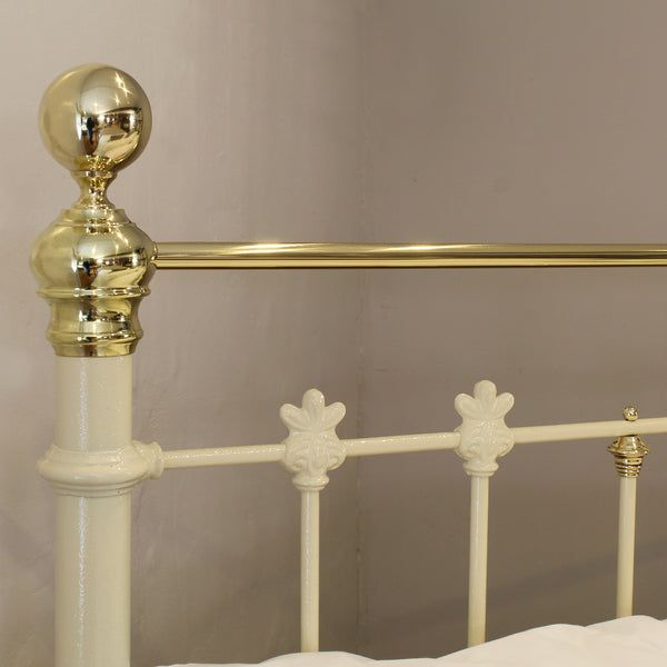 5ft Cream Antique Bed