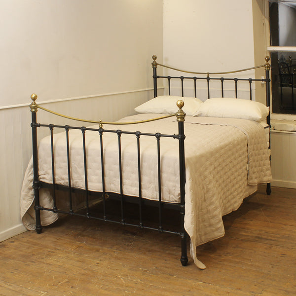 Double Antique Bed in Black, MD182