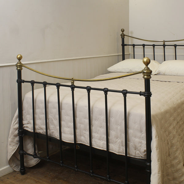 Double Antique Bed in Black, MD182