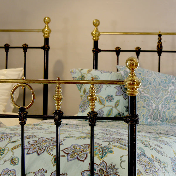 Pair of Black Cast Iron Antique Beds with Hoops MP69
