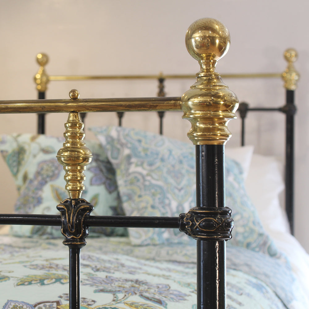 Pair of Black Cast Iron Antique Beds with Hoops MP69