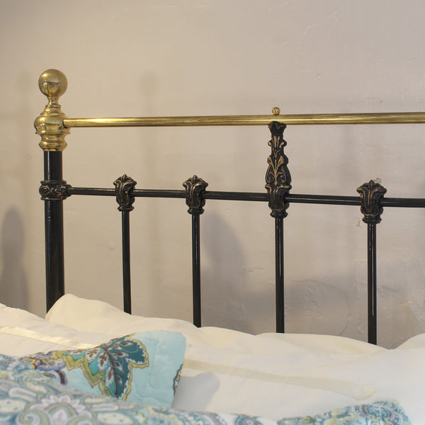 Pair of Black Cast Iron Antique Beds with Hoops MP69