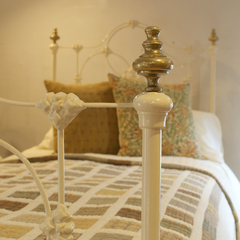 Pair of Iron Antique Beds in Cream, MP66