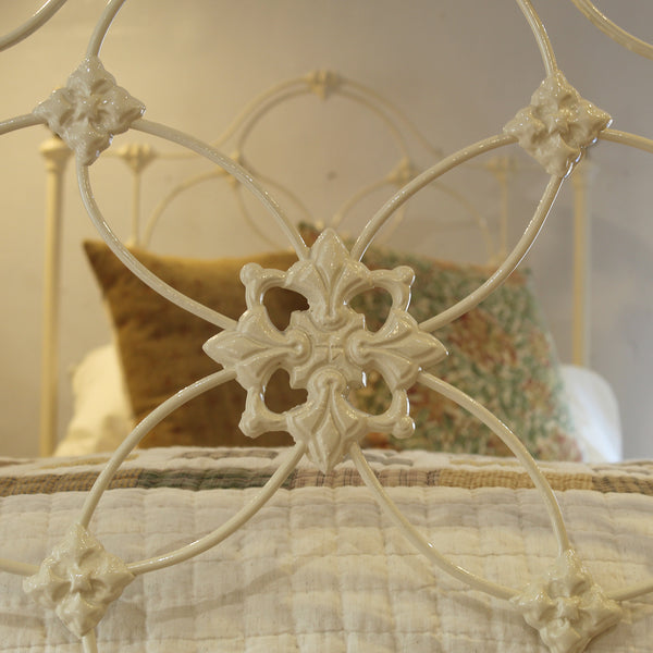 Pair of Iron Antique Beds in Cream, MP66