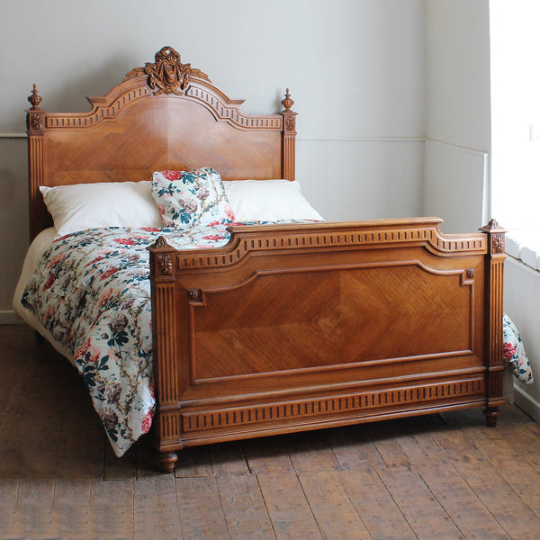 Renaissance Style Bed in Walnut WD64