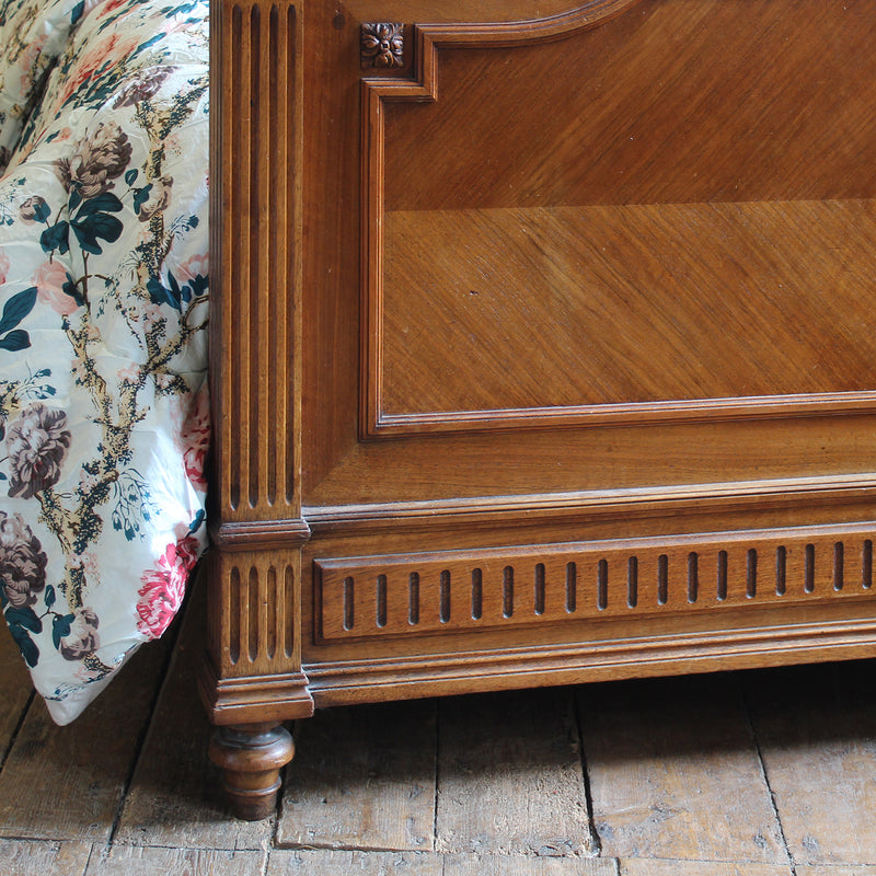 Renaissance Style Bed in Walnut WD64