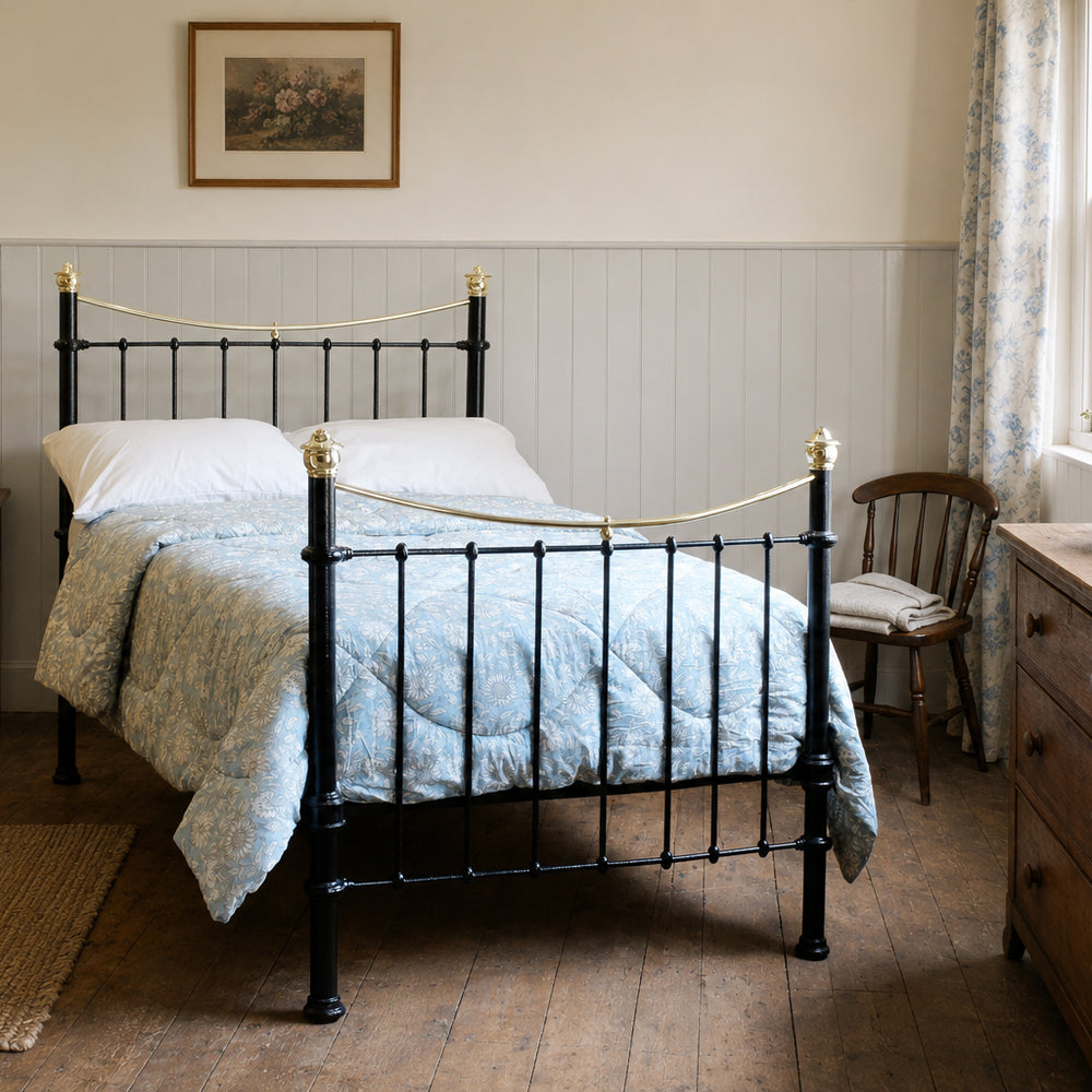 Small Double Antique Bed in Black, MD152